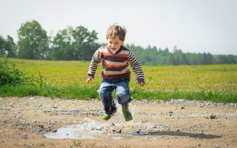 Czym się kierować, wybierając buty sportowe dla dziecka do aktywności na zewnątrz?