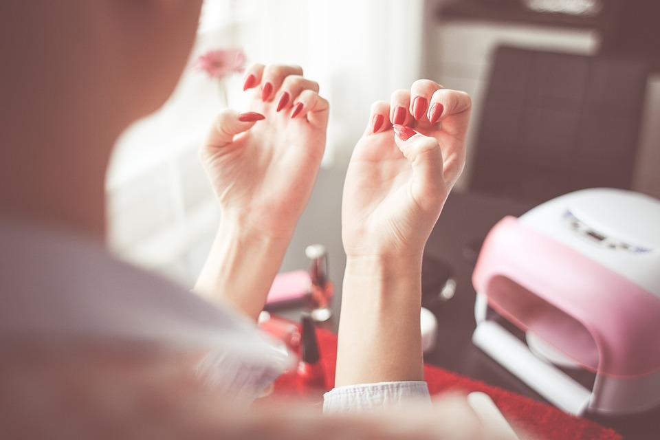 Manicure hybrydowy – jak wykonać?