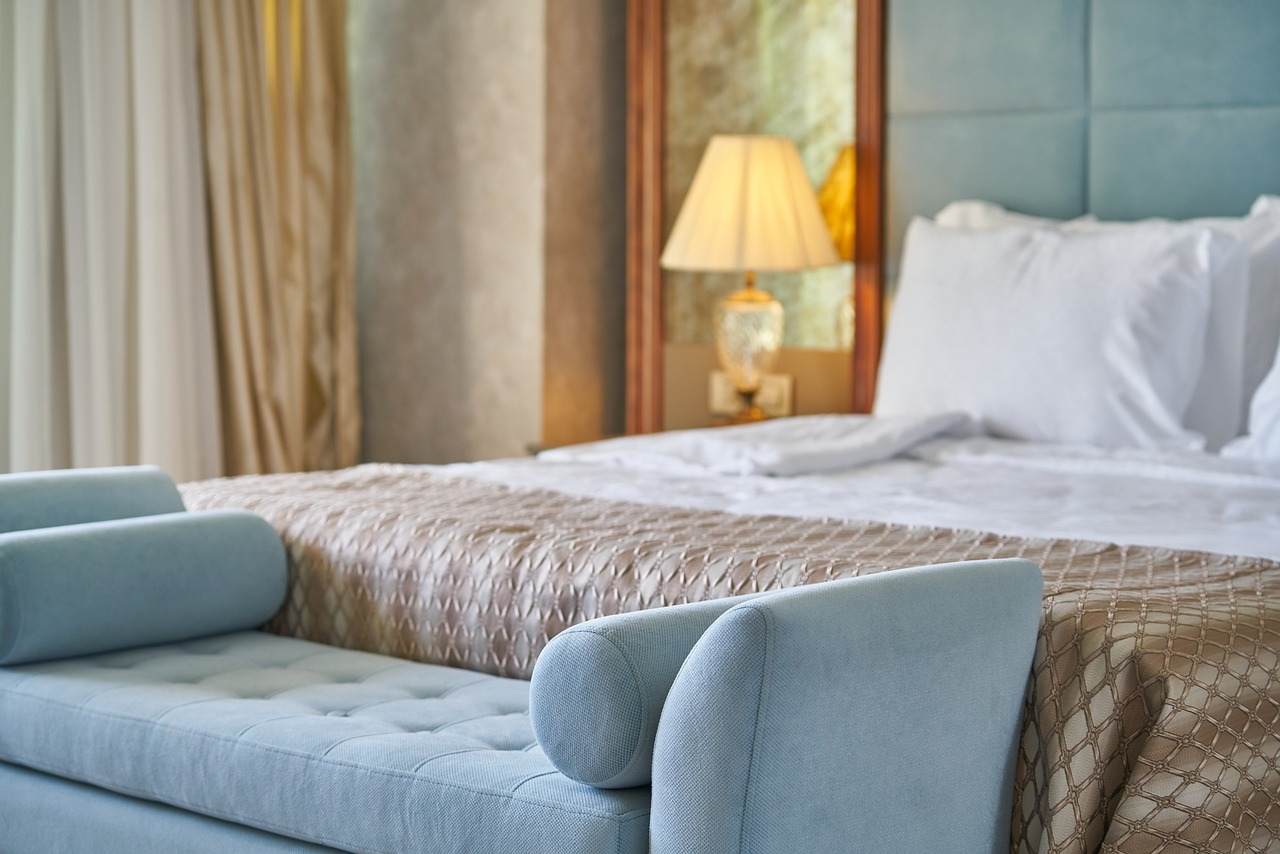 Łóżka tapicerowane – czy warto je wybrać?